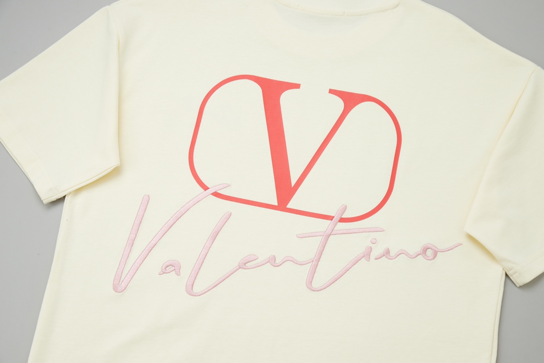 Luxury Valentino 2025 Classic Logo Cotton T-shirt with Detailed Features - 图片 6