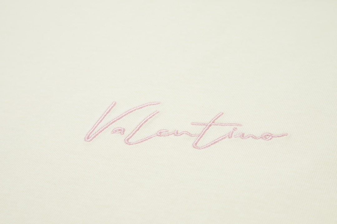 Luxury Valentino 2025 Classic Logo Cotton T-shirt with Detailed Features - 图片 4