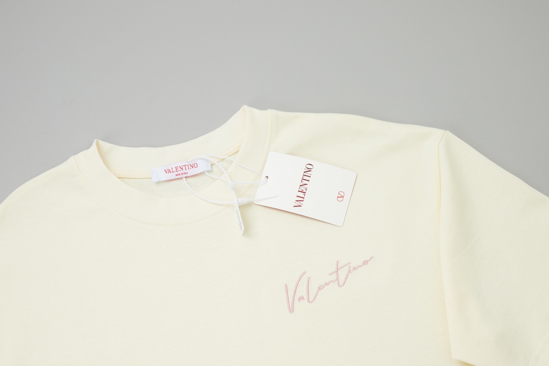 Luxury Valentino 2025 Classic Logo Cotton T-shirt with Detailed Features - 图片 3