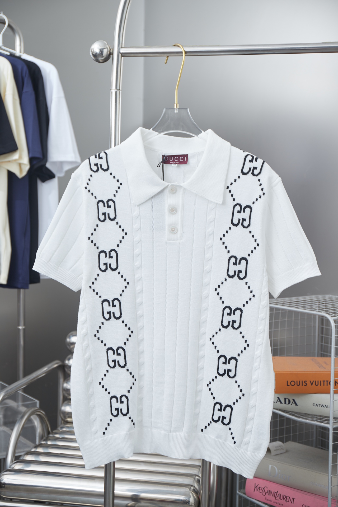 GU Gucci 25SS Primavera temprana nuevo modelo, polo de punto con logo GG en intarsia, estilo de lujo ligero, prenda imp…