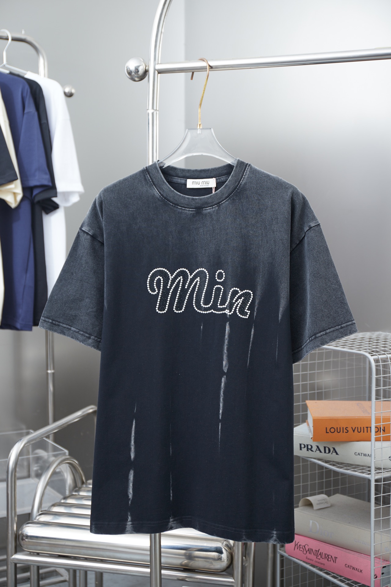 MiuMiu 25SS nueva camiseta de manga corta con perlas y pedrería termoadhesiva para primavera temprana, lujo ligero, imp…