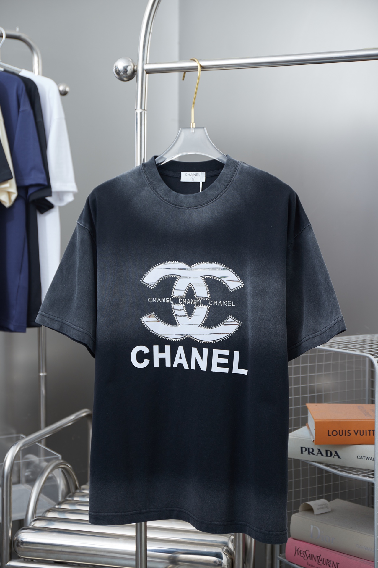 CHANEL estilo pequeño, nueva primavera 25SS, camiseta de manga corta con doble C de terciopelo y pedrería, lu…
