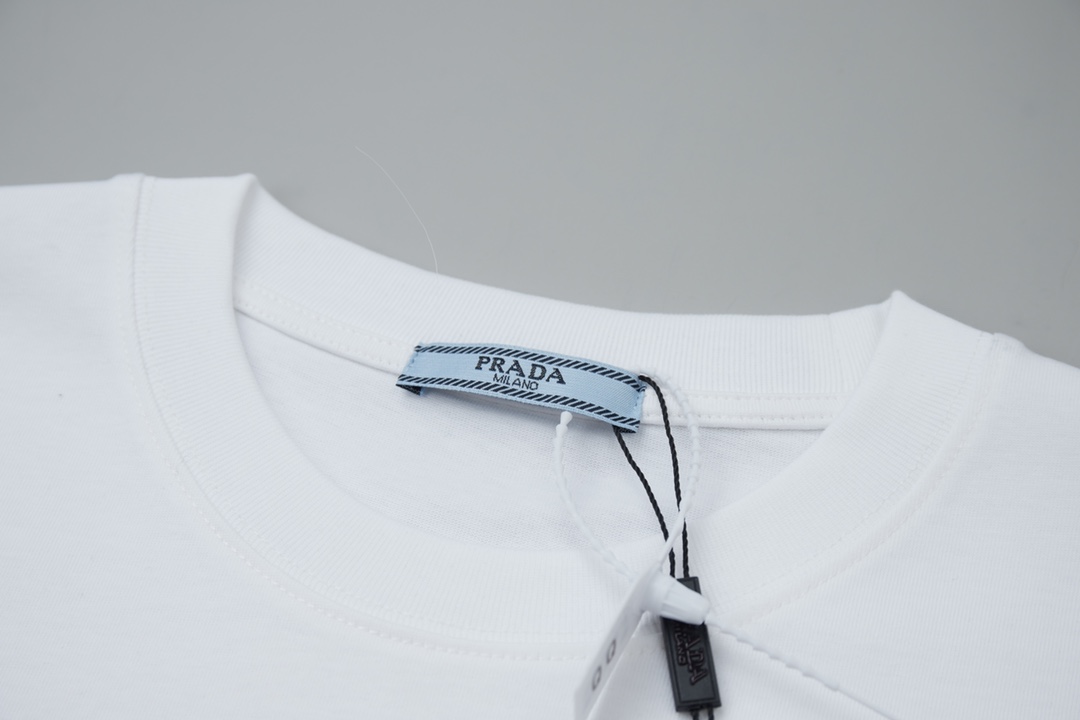 Luxury Cotton T-Shirt with Classic Hardware and Chest Pocket – PRAD* 25SS Collection - 图片 3