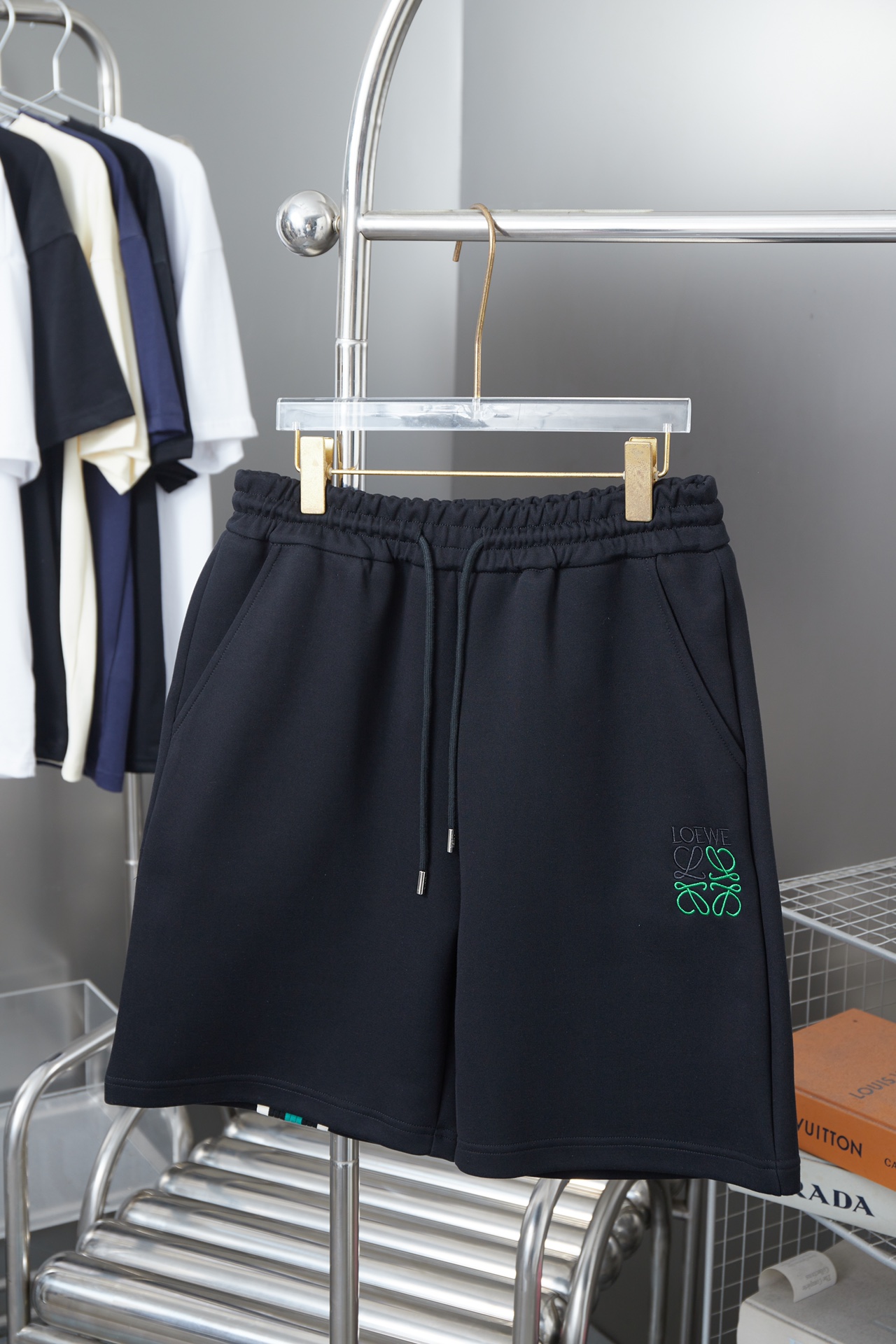🅿️110 Pantalones cortos LOEWE 2025ss nuevos, con letras clásicas bordadas. Estilo de lujo ligero, imprescindibles para…
