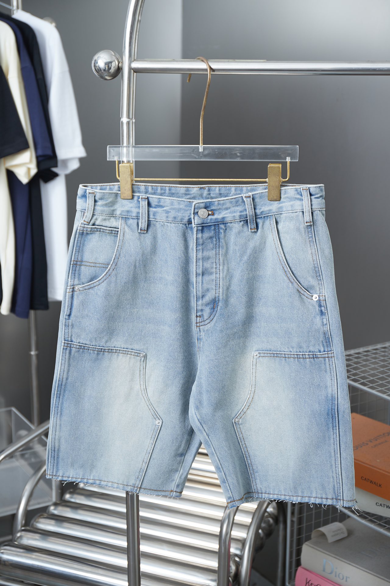 MM6 Maison Margiela short en jean 5 cm avec étiquette, lavage effet travail. Tailles : S, M, L, XL 🔥Nouveau short en j…