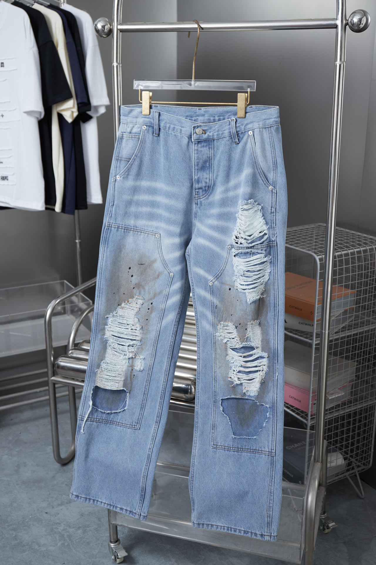 MM6 Maison Margiela jean déchiré et tagué, unisexe. Lavage et déchirures effet usé, super polyvalent et beau, unisexe !…