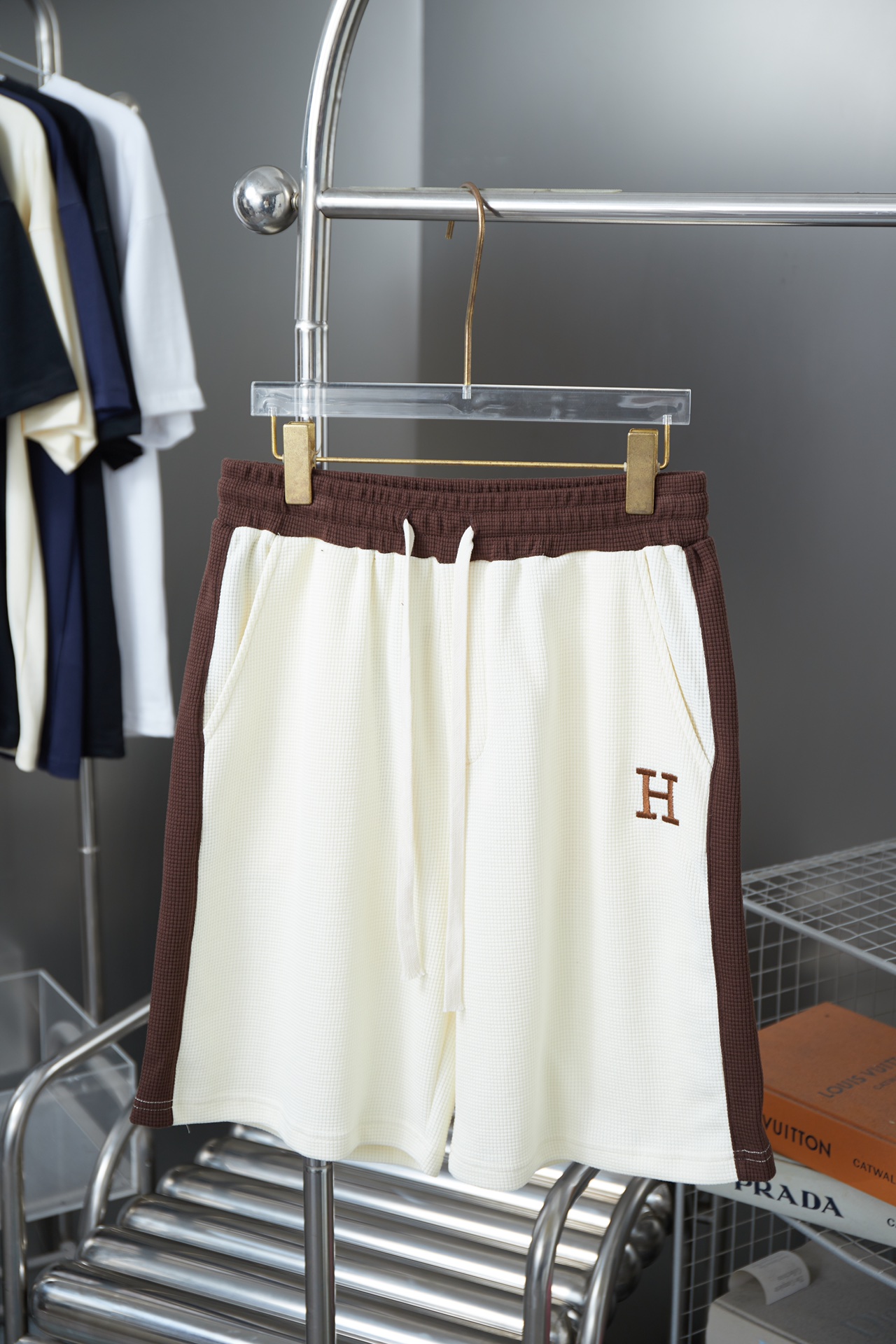 爱马仕 Pantalones cortos nuevos 2025ss, clásicos con letras bordadas, lujo ligero, imprescindibles para el uso diario de h…
