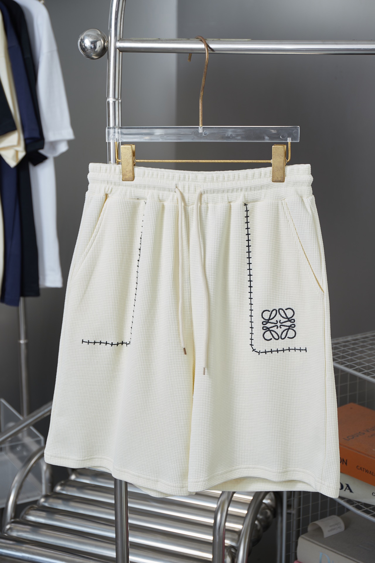 🅿️110 Pantalones cortos LOEWE 2025ss nuevos, con letras clásicas bordadas. Estilo de lujo ligero, imprescindibles para…