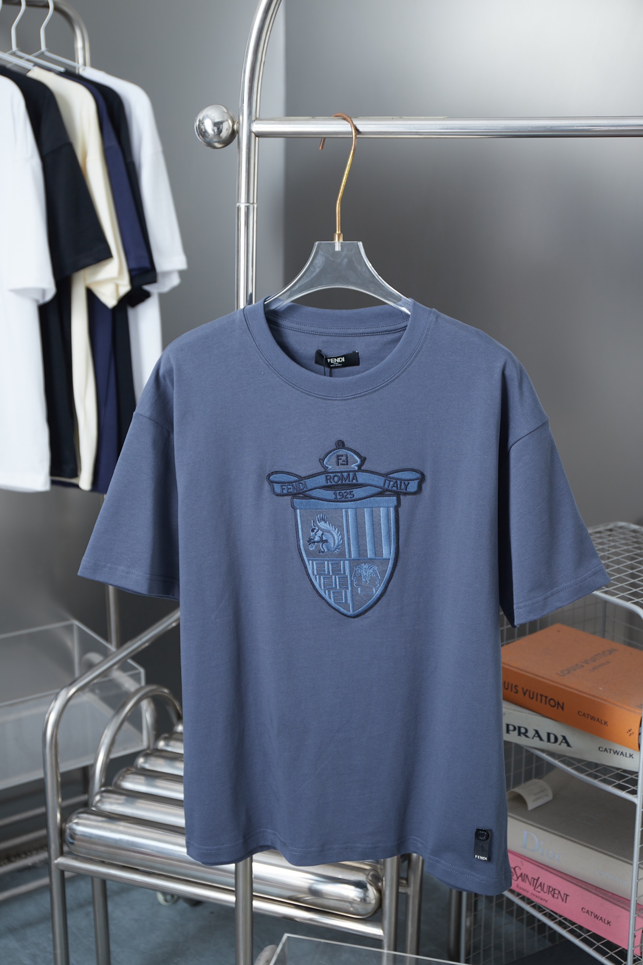 FEND* Fendi 2025ss Nueva colección de principios de primavera, camiseta de manga corta con escudo bordado y ardilla, lu…