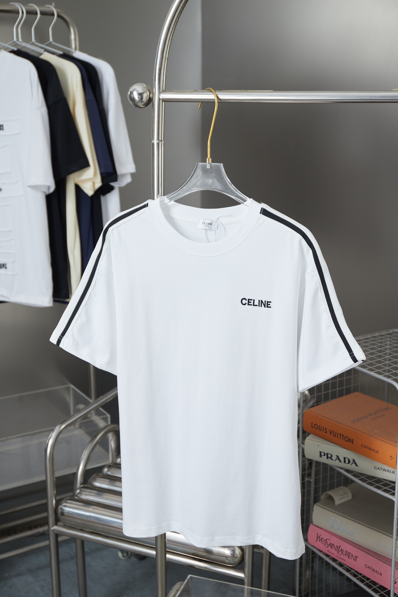 CELIN* 25SS Nueva primavera temprana Camiseta de manga corta con letras bordadas y estampado, lujo ligero, prenda impre…
