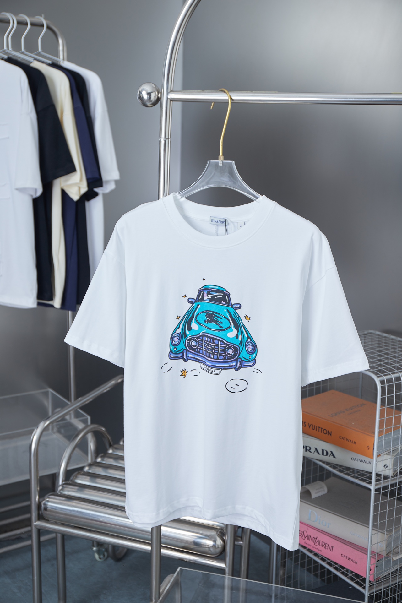Nuevo estilo de principios de primavera 25SS de BBR Babao, mangas cortas estampadas con flocado de caballos de guerra s…