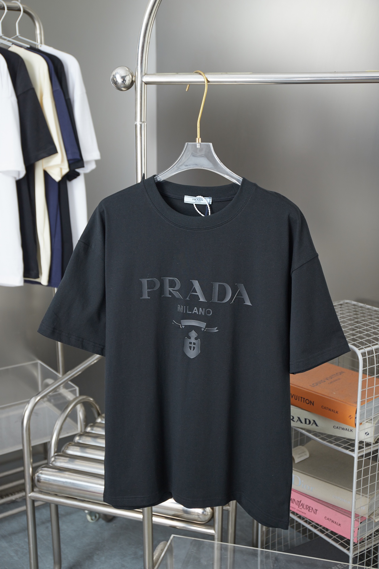 Prada PRADA 25SS nuevo modelo de principios de primavera, manga corta con estampado de letras clásicas, lujo ligero, un…