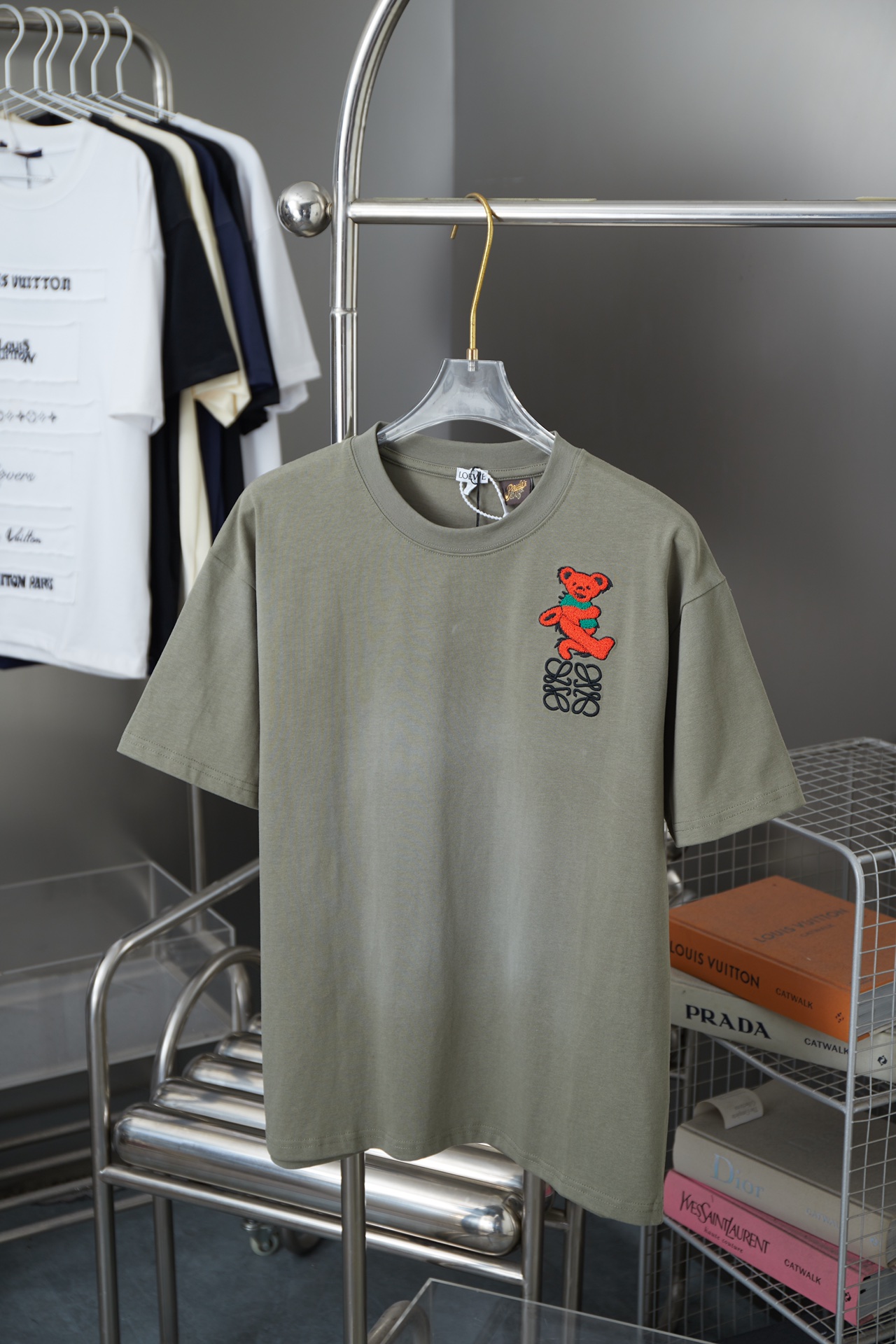 🅿️95 Loewe LOEWE Camiseta de manga corta con oso bordado y lavado a la piedra con spray de color, nueva colección de p…