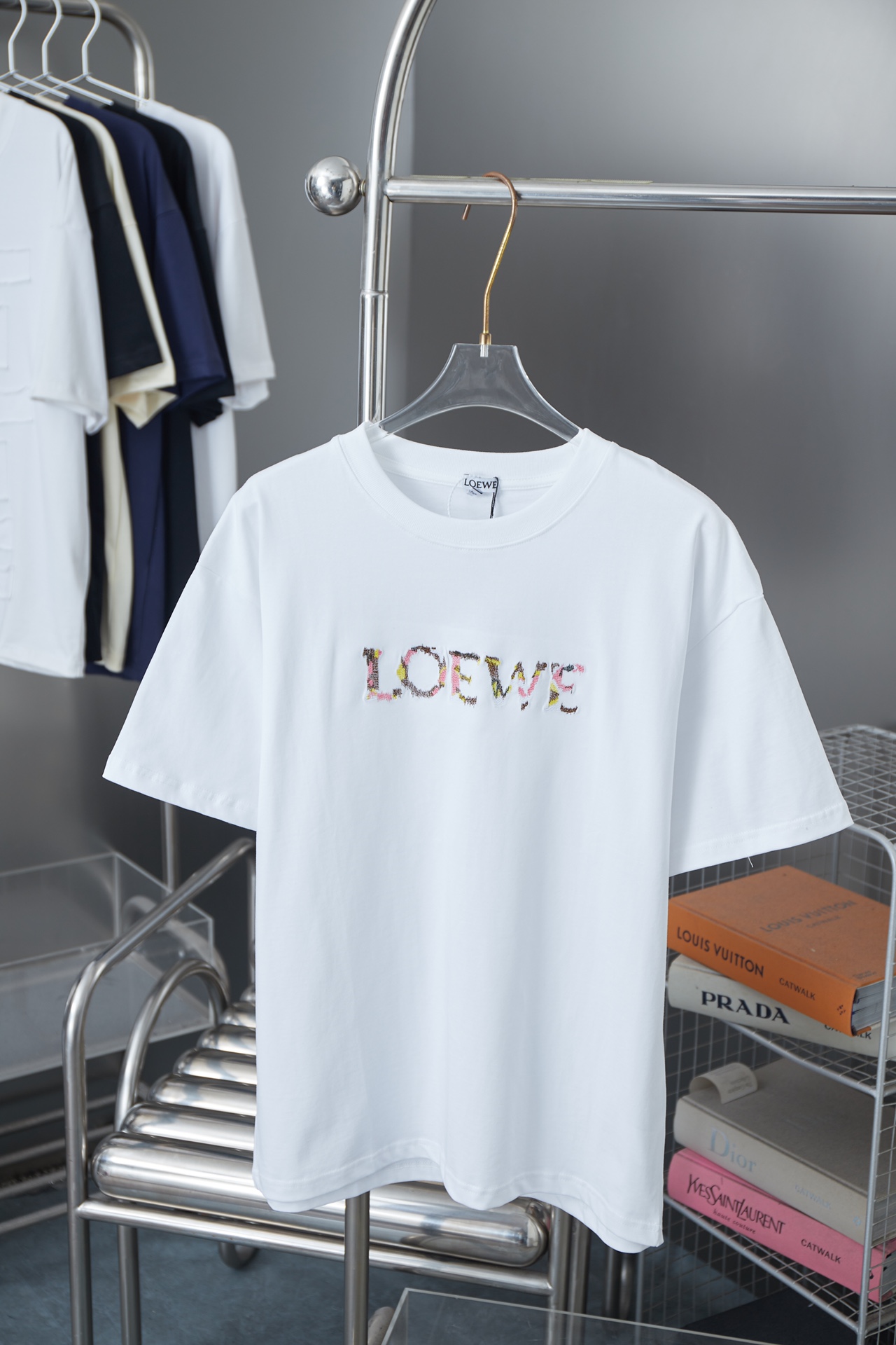 🅿️85 Loewe LOEWE Camiseta de manga corta con letras bordadas de mezcla, nueva colección de primavera 25SS. Estilo de l…