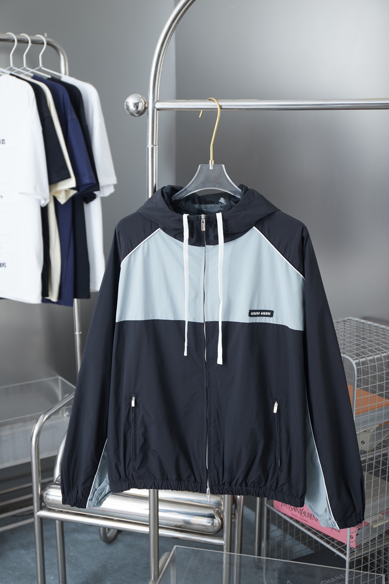 P180 MUI MUI 缪缪 chaqueta tipo plumífero con media cremallera y contraste de color, lujo ligero, prenda imprescindible p…