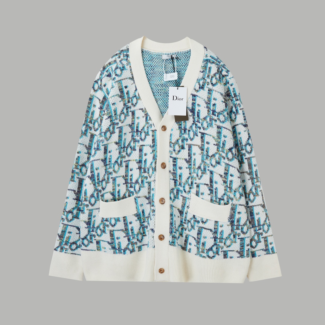 NO:541302,Dior 25ss Spring and Summer New Style Full-print Jacquard Cardigan Button Sweater Light Luxuryism A must-have item for men and women's daily commuting outfits Correct version Welcome to compare Detailed features · Use 60 wool content yarn 16 25 cashmere 15 synthetic fiber · The yarn is made of fixed-dye beige, blue, brown, yellow yarn · Imported 7-pin jacquard craft yarn interprets the classic Oblique jacquard print · Threaded neckline, cuffs and hem · Customized horn buttons · Original owner's label washing tag brand moisture-proof paper packaging Color beige blue Size S/M/L/XL,,dior,dior,sweaters,alexander wang19860909Dior 迪家 25ss春夏新款 满印提花开衫纽扣毛衣 轻奢主义 男女日常通勤穿搭必备单品 正确版本 欢迎对比 详细特征 · 采用60 绵羊毛含量纱线 16支25羊绒 15合成纤维 · 纱线采用定染米色,蓝色,棕色,黄色纱线 · 进口7针提花工艺纱线诠释经典的Oblique提花印花 · 螺纹领口,袖口和下摆 · 定制牛角扣纽扣 · 原版主唛水洗吊牌品牌防潮纸包装 颜色米蓝色 尺码S/M/L/XL,,dior,dior,sweaters,alexander wang,Men's clothing