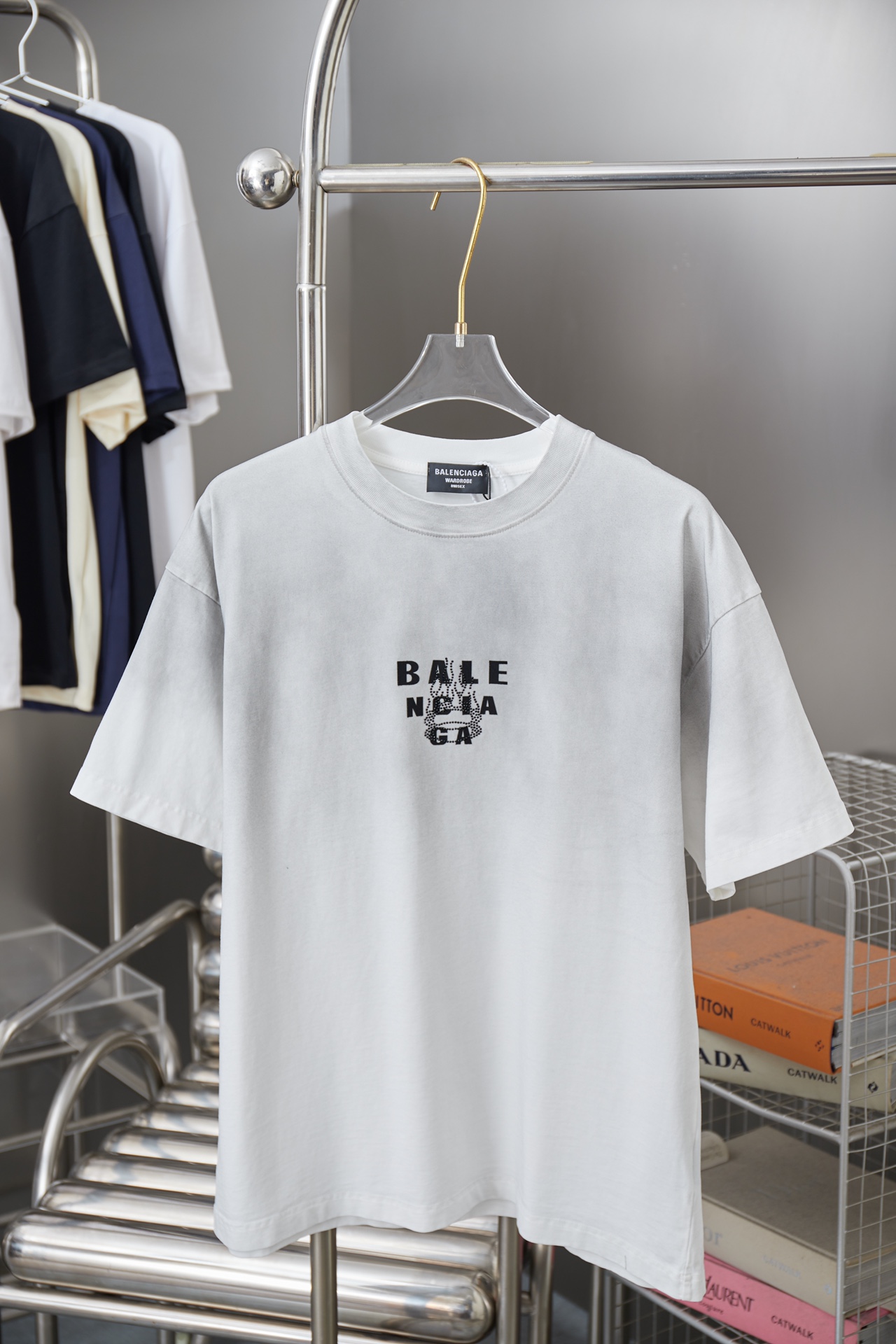 발렌시아가 남성 반팔 26SS 49175