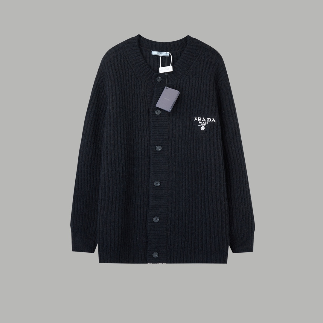 NO:541300,PRA＊DA 25ss Spring and Summer New Embroidery Knitted Cardigan Sweater Light Luxuryism A must-have item for men and women's daily commuting outfits Correct version Welcome to compare Detailed features · Using 60 wool content yarn 16 25 cashmere 15 synthetic fiber · Using complex jacquard knitting technology, integrated into classic thick cork knitting · Washing water and making it soft and the style is three-dimensional and not easy to deform · Embroidery adopts flat embroidery, and the brand logo on the chest · Buttons use cow horn buttons, and the natural cow horn buttons have irregular patterns on the surface · Original owner's label washing tag brand moisture-proof paper packaging Color khaki Size S/M/L/XL,,prada,sweaters,alexander wang19860909PRA＊DA 25ss春夏新款 刺绣针织开衫毛衣 轻奢主义 男女日常通勤穿搭必备单品 正确版本 欢迎对比 详细特征 · 采用60 绵羊毛含量纱线 16支25羊绒 15合成纤维 · 采用复杂提花编织技术,融入经典粗绞花针织而成 · 成衣洗水加做柔顺手感,版型立体不易变形 · 刺绣采用平面刺绣,胸前品牌logo标识 · 纽扣采用牛角纽扣,天然牛角纽扣面上带有不规则纹路 · 原版主唛水洗吊牌品牌防潮纸包装 颜色卡其色 尺码S/M/L/XL,,prada,sweaters,alexander wang,Men's clothing