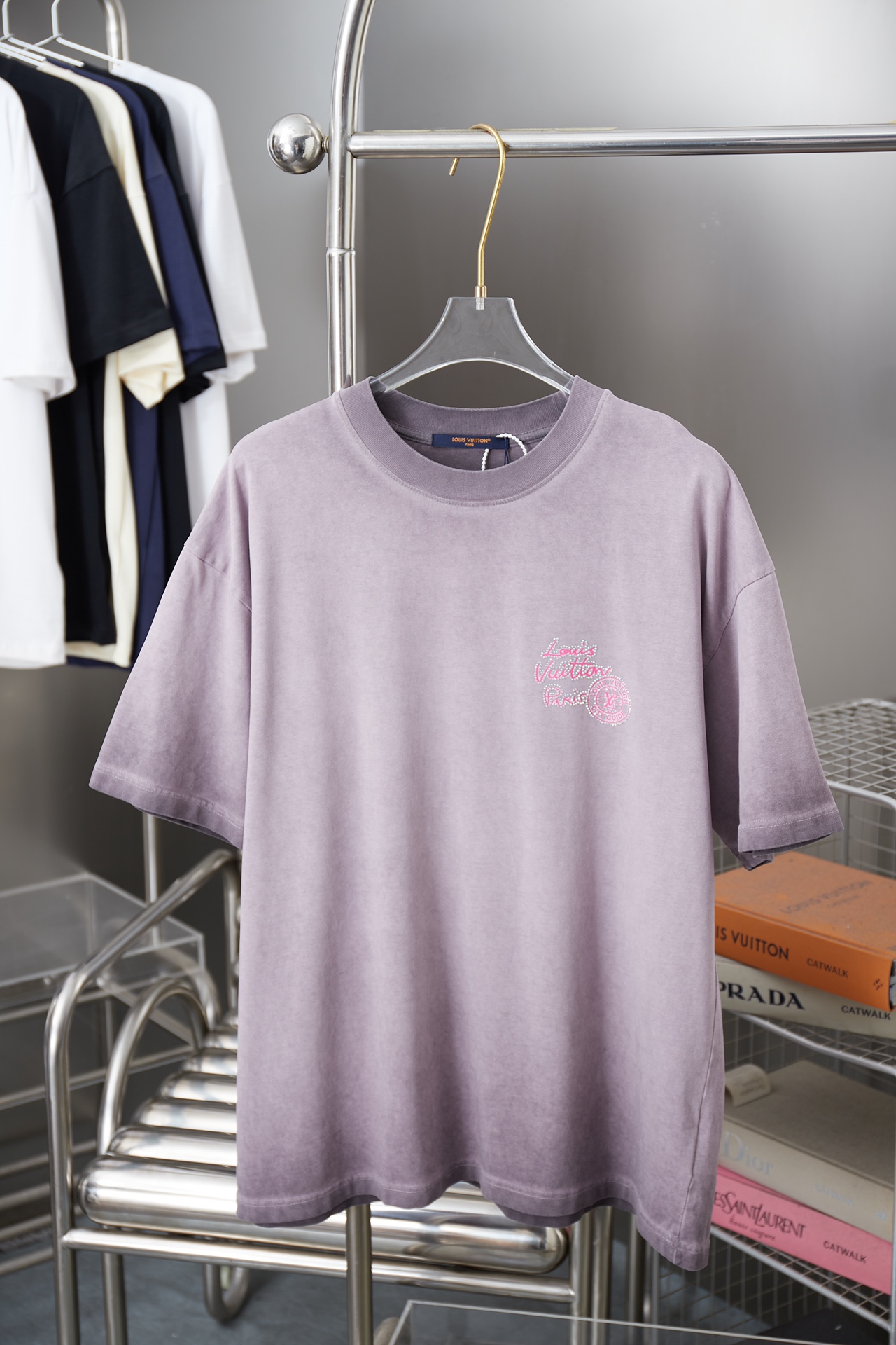 P85 1V Louis 25SS nuevo modelo de principios de primavera Mangas cortas con estampado digital de diamantes calientes Lu…