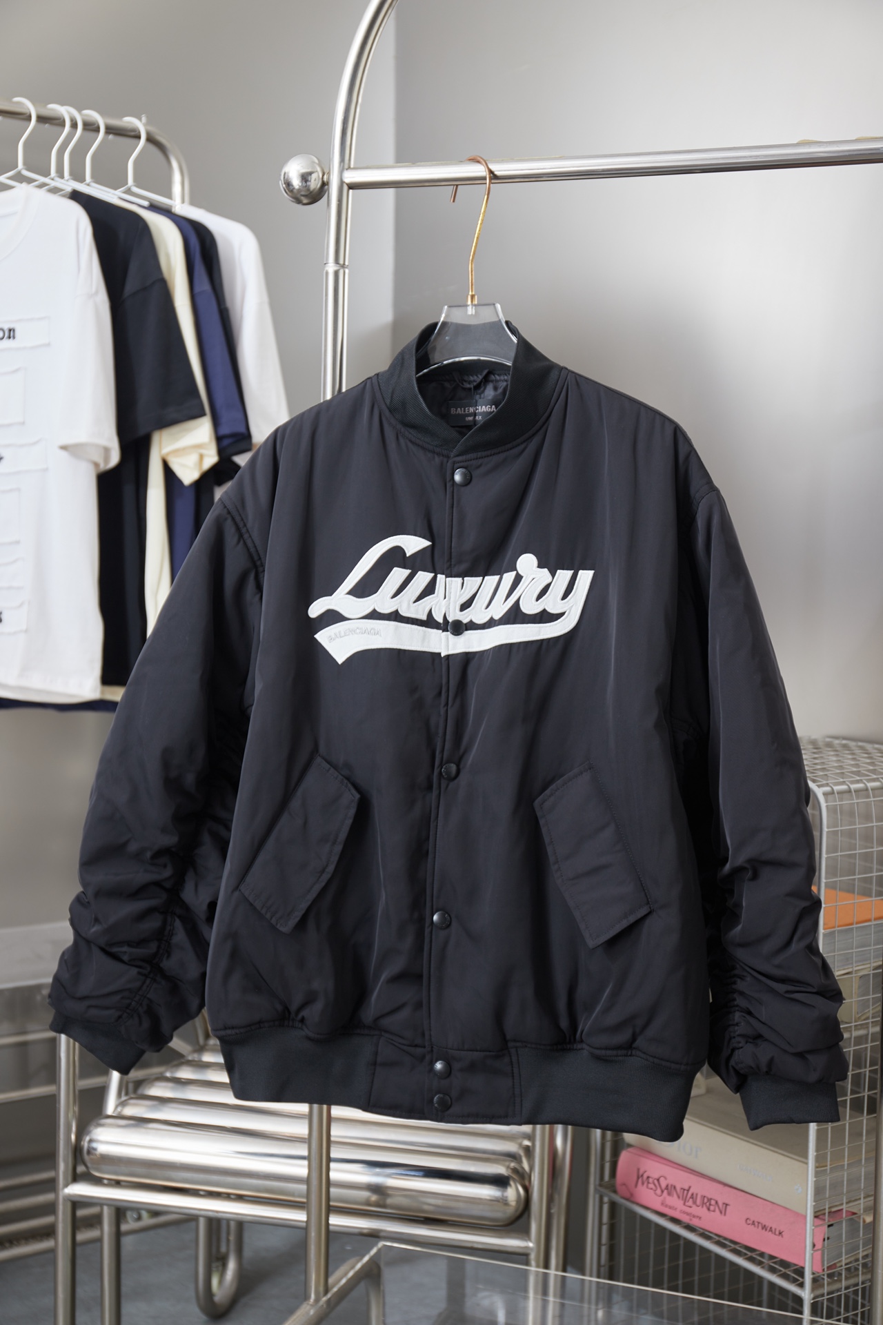 P205 Balenciaga 𝘽𝘼𝙇𝙀𝙉𝘾𝙄𝘼𝙂𝘼 BLCG 25FW Chaqueta de aviador acolchada con bordado Luxury de Li Yuchun, estilo de…
