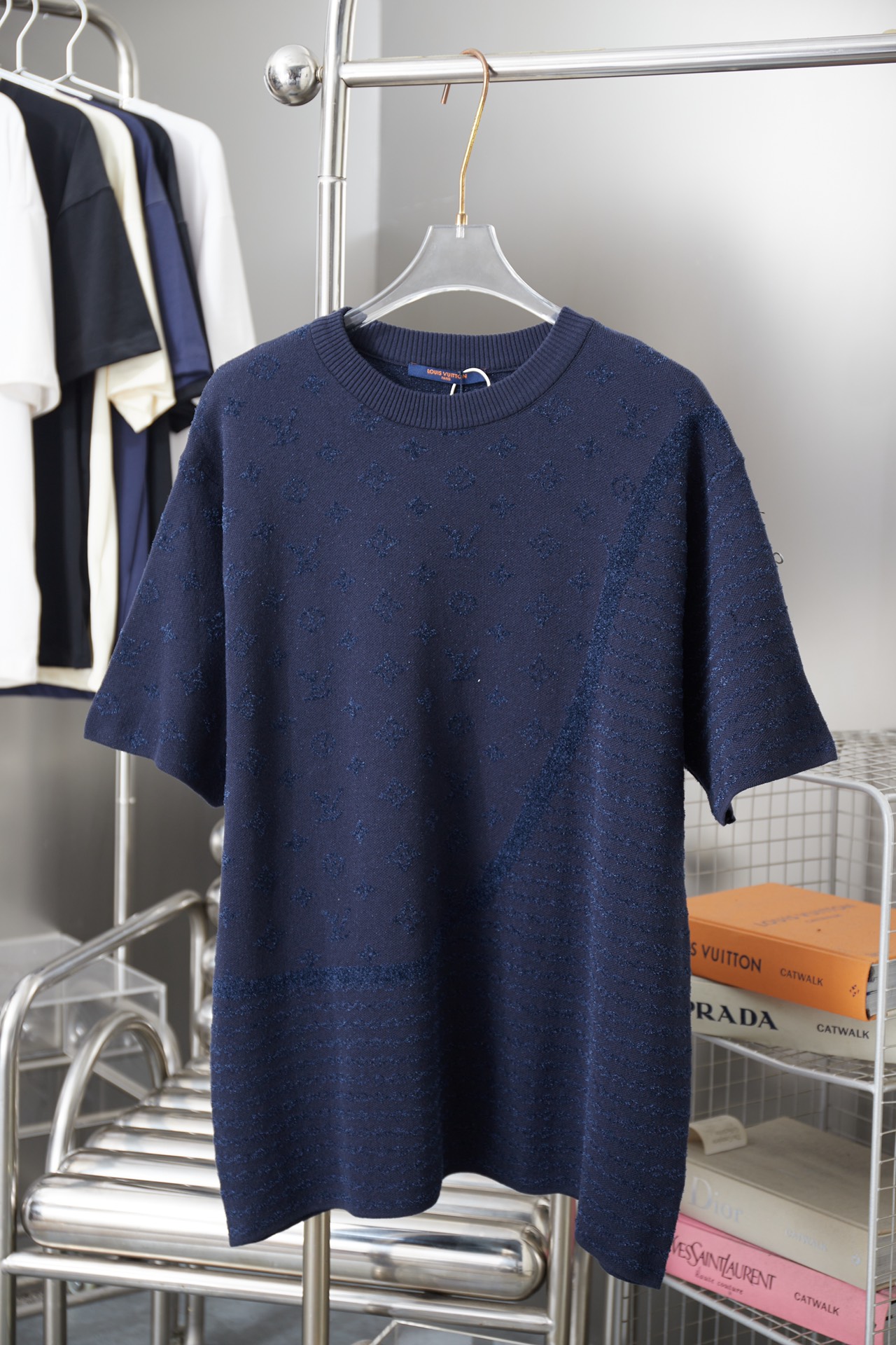 P100 LV Louis 25ss nuevo modelo de primavera y verano, manga corta de punto jacquard con letras negras, lujo ligero, ar…
