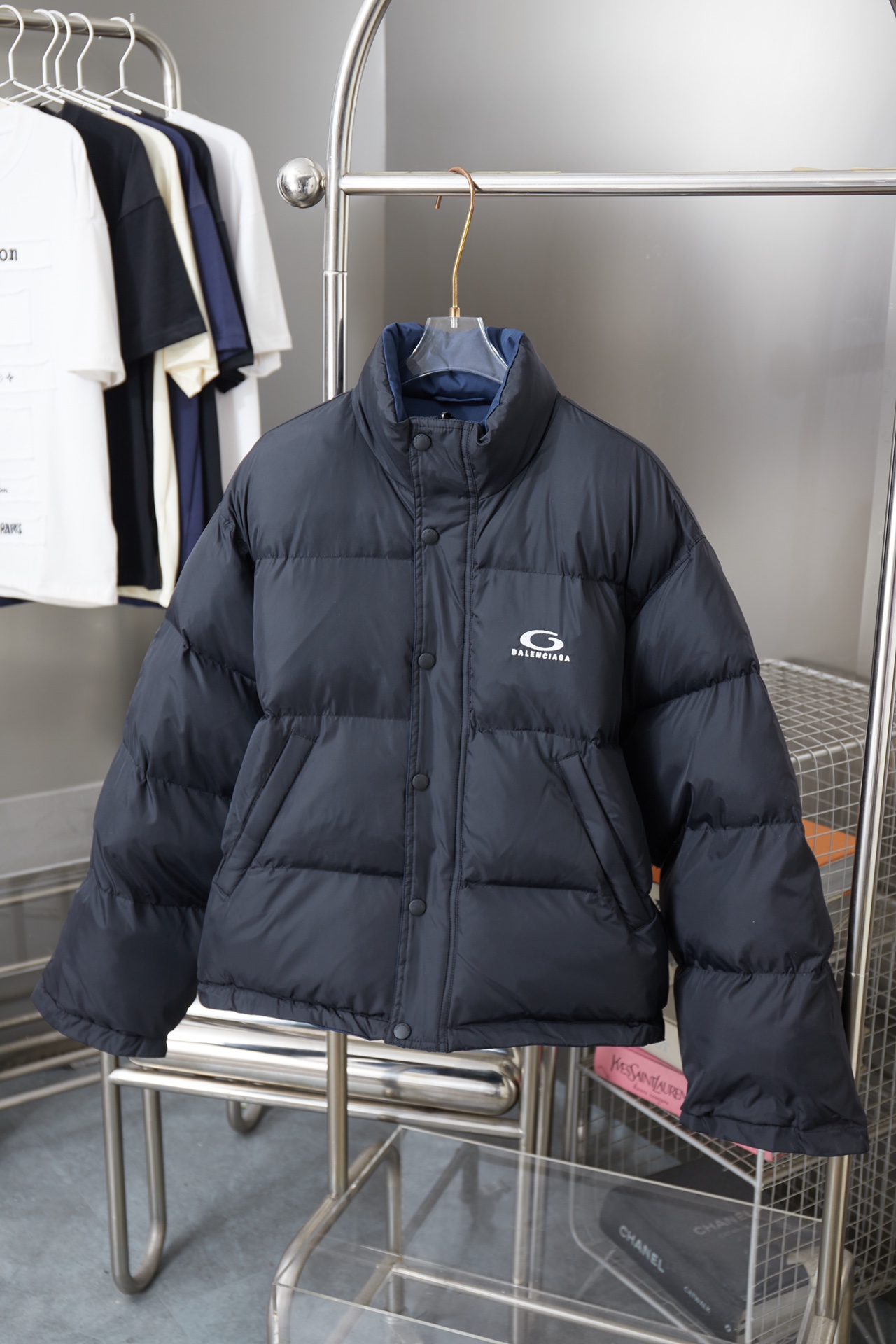 P285 Balenciaga 𝘽𝘼𝙇𝙀𝙉𝘾𝙄𝘼𝙂𝘼 BLCG 25FW Chaqueta acolchada reversible con bordado de medio anillo y imperdibles,…