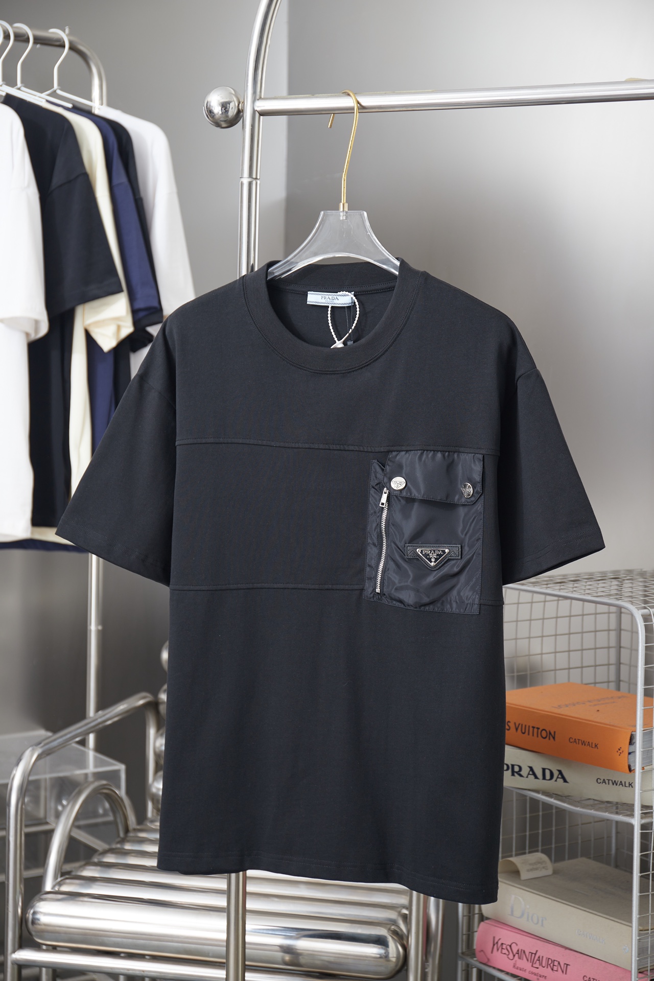 @95 PRADA 26SS nuevo estilo de principios de primavera, mangas cortas con herrajes de bolsillo, lujo liviano, un artícu…