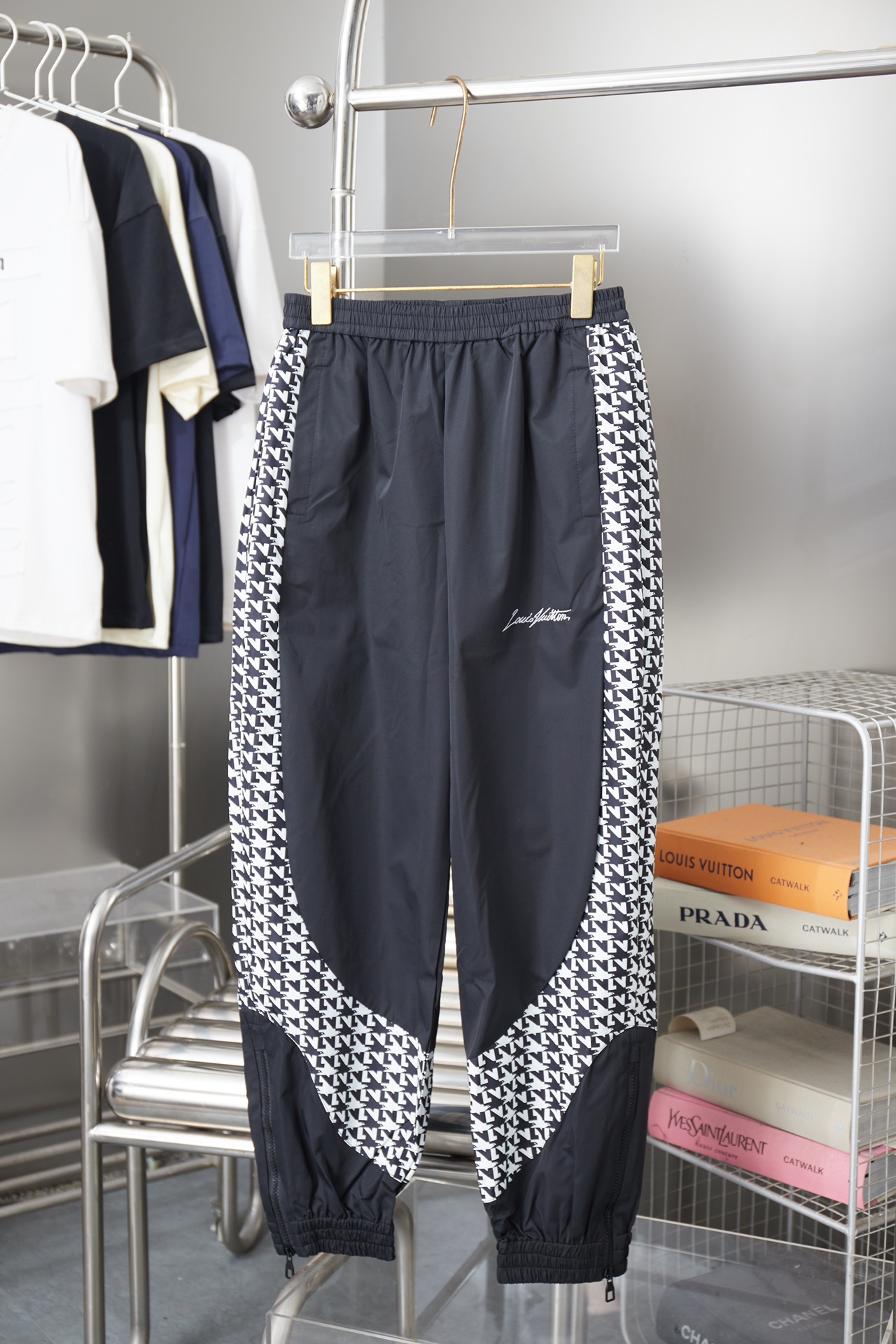 P125 Louis Vuitton 𝙇𝙤𝙪𝙞𝙨 𝙑𝙪𝙞𝙩𝙩𝙤𝙣 1V 25FW Pantalón jogging técnico con costuras de pata de gallo Lujo ligero…