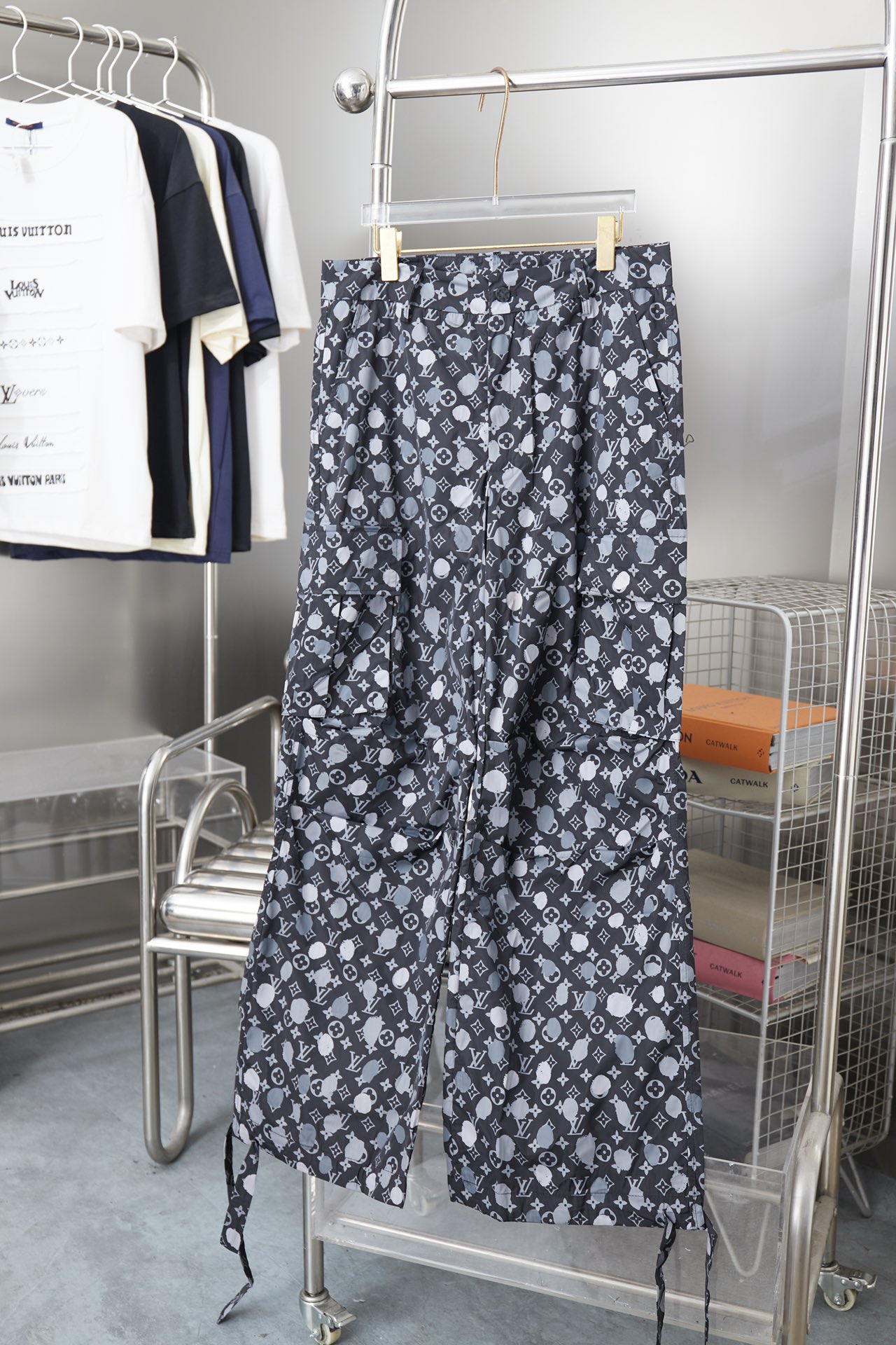 P125 Louis Vuitton 𝙇𝙤𝙪𝙞𝙨 𝙑𝙪𝙞𝙩𝙩𝙤𝙣 1V 25FW Yayoi Kusama Pantalón de trabajo con lunares pintados a mano y est…