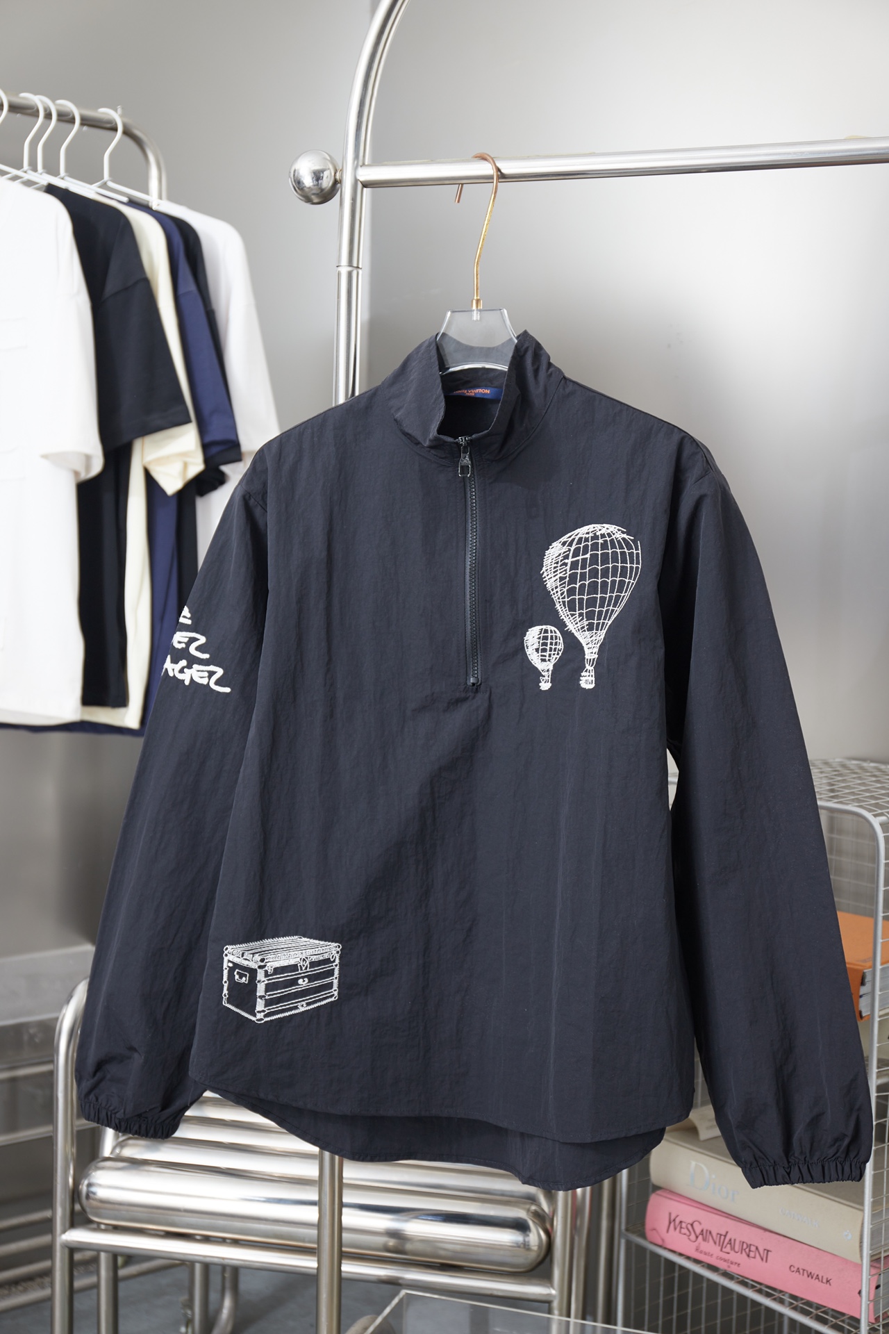 P125 Louis Vuitton 𝙇𝙤𝙪𝙞𝙨 𝙑𝙪𝙞𝙩𝙩𝙤𝙣 1V 25FW chaqueta con media cremallera bordada con globo aerostático, artíc…