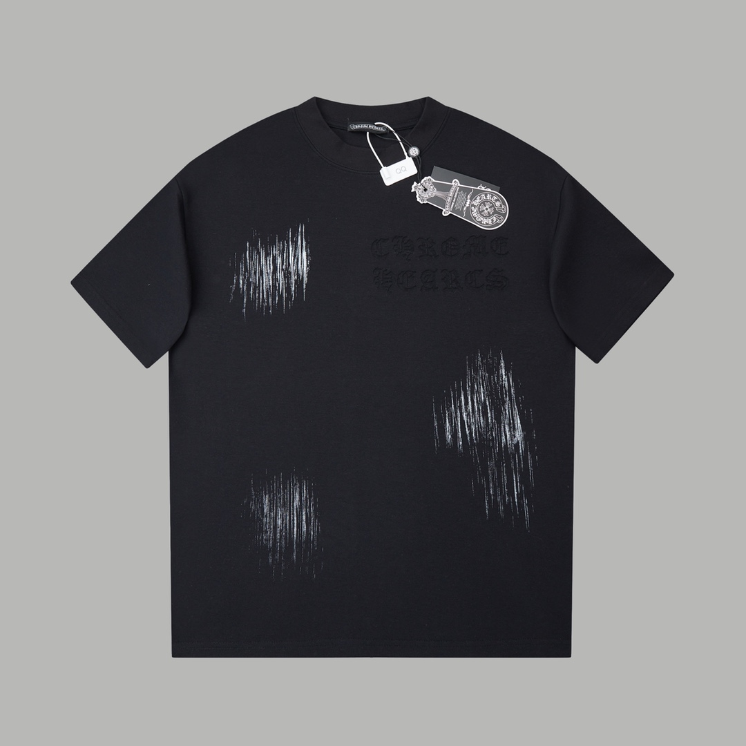 包邮 顶级版本 Ch*ome Hearte 26SS早春新款 激光烧花克罗心标签短袖 轻奢主义 男女日常通勤穿搭必备单品 正确版本 欢迎对比 详细特征 · 320克100% 纯棉双纱汗布面料 · 同缸定染特种加粗32支双股1X1螺纹 · 定位激光烧花提花克罗心图案+字母logo · 涂鸦手绘十字架 · 成衣普洗 · 双针车线跨缝工艺 · 原版主唛水洗吊牌品牌防潮纸包装 颜色:黑色/白色