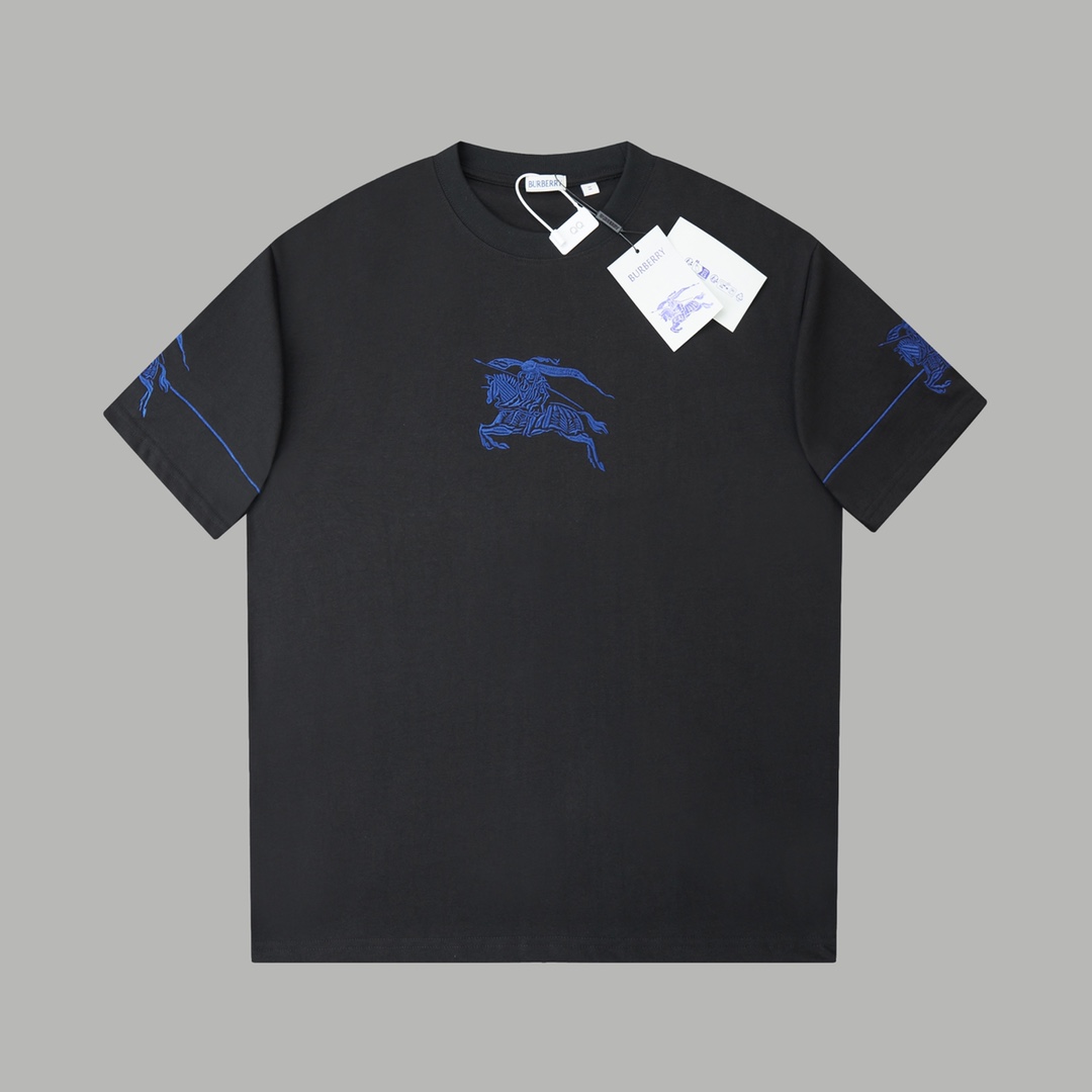 包邮 顶级版本 BBR 宝家 巴宝莉2026ss马年限定款 马术骑士微标短袖 轻奢主义 男女日常通勤穿搭必备单品 正确版本 欢迎对比 详细特征 · 采用320克100% 纯棉双纱面料 · 同缸定染特种加粗32支双股1X1螺纹,环保活性染 · 进口田岛机器刺绣马术骑士采用同色系粗旷绣线,结合防生绣花工艺.电脑绣花机自动控制绣针的进给速度和绣线的张力,完成所需图案的绣制,在布面上还原骑士图案,用刺绣线将粗旷绣线连接起来,形成马术骑士图案. · 双针车线跨缝工艺 · 原版主唛水洗吊牌防潮纸包装 颜色:白色 /宝蓝/黑色