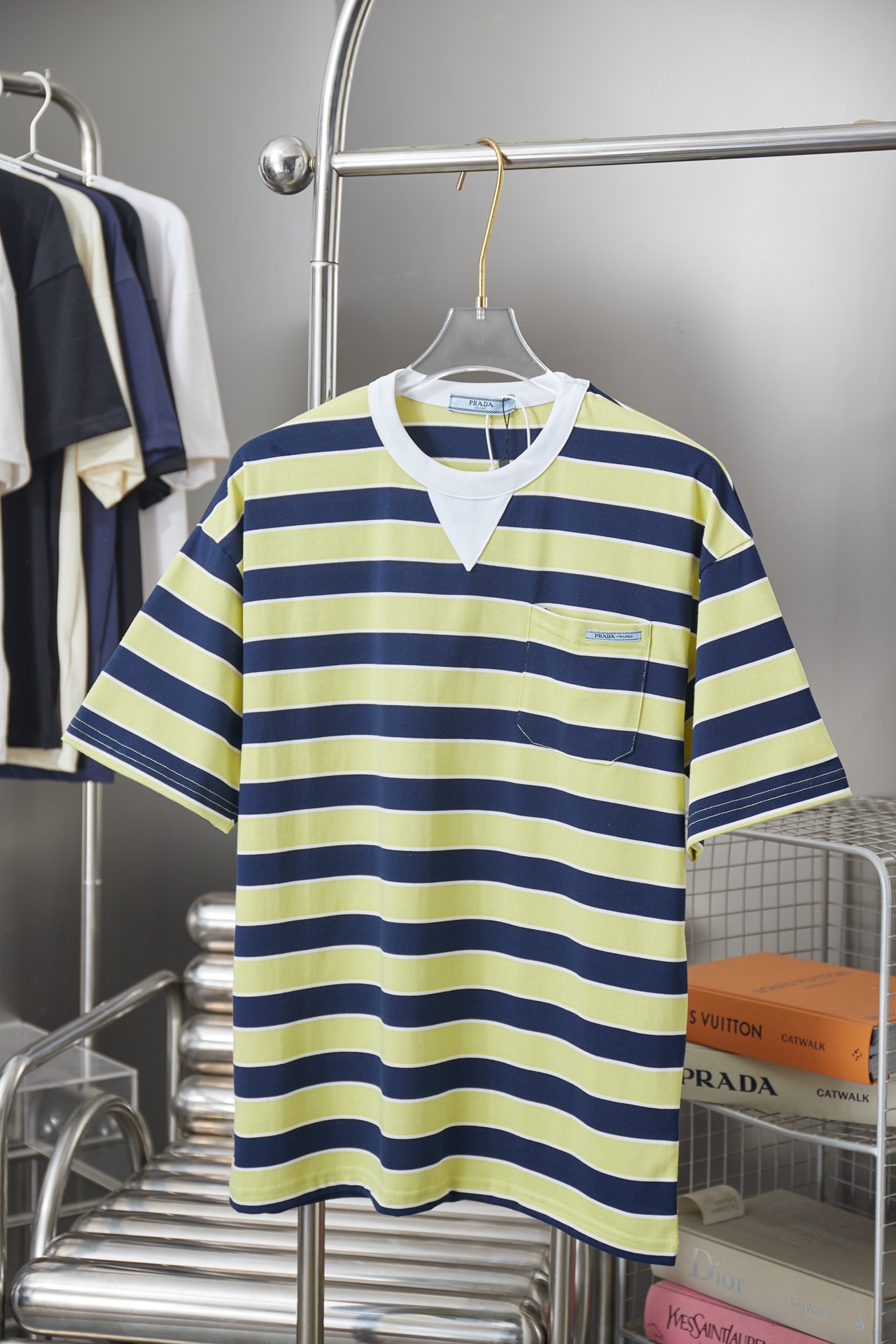 @90 PRADA 26SS Nuevo estilo de principios de primavera, jersey a rayas de manga corta, lujo ligero, un artículo impresc…