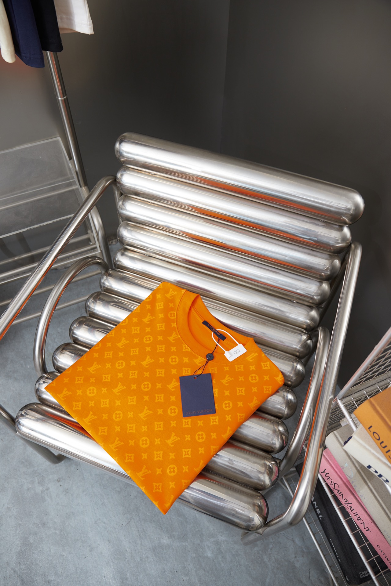 Louis Vuitton 1V 路易家26ss新品这款 T 恤满饰 Monogram 印花 标识图案周围泛起柔和光晕