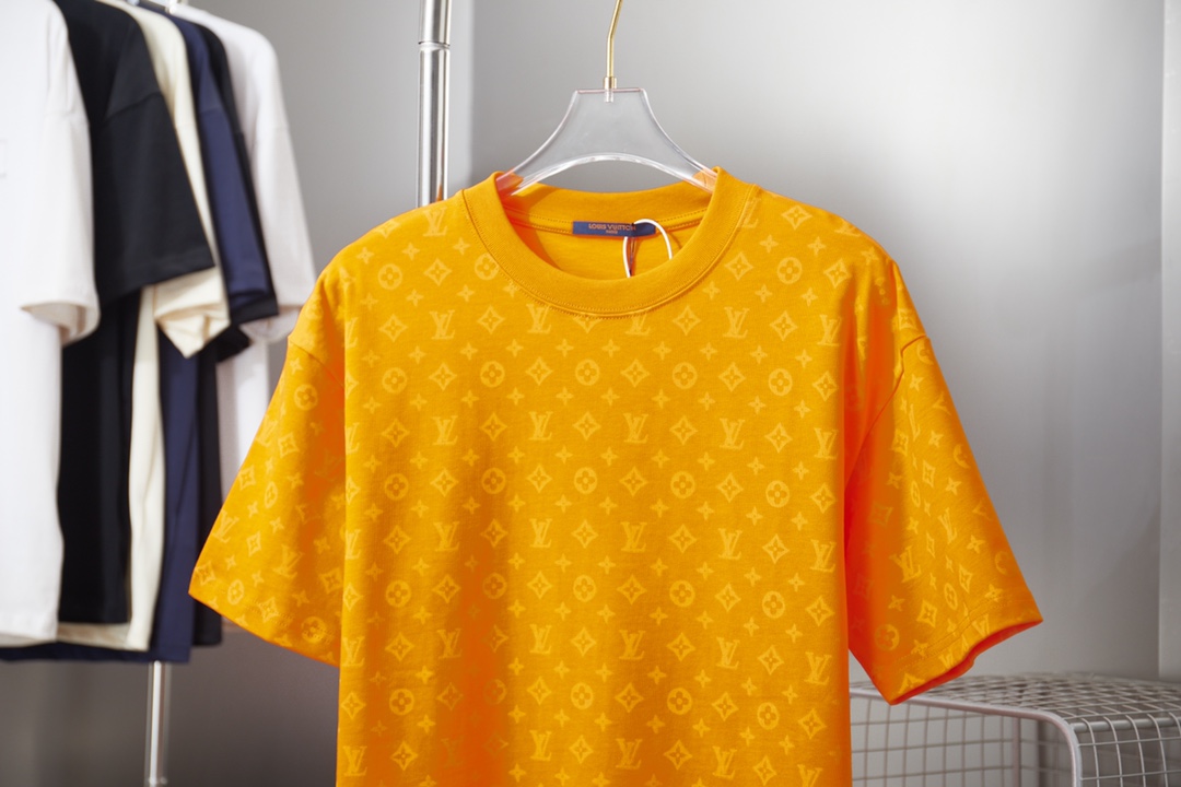 Louis Vuitton 1V 路易家26ss新品这款 T 恤满饰 Monogram 印花 标识图案周围泛起柔和光晕