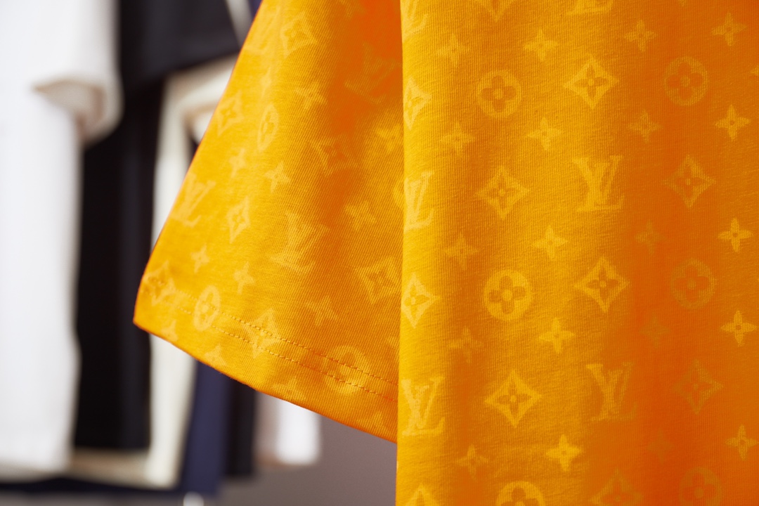 Louis Vuitton 1V 路易家26ss新品这款 T 恤满饰 Monogram 印花 标识图案周围泛起柔和光晕