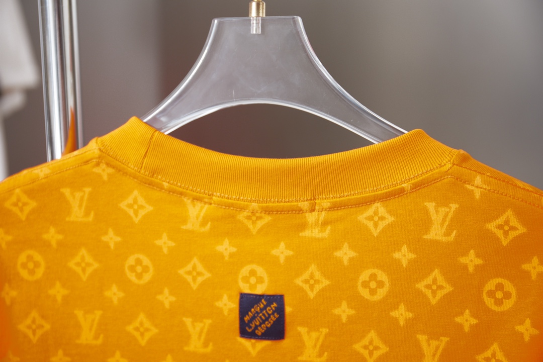 Louis Vuitton 1V 路易家26ss新品这款 T 恤满饰 Monogram 印花 标识图案周围泛起柔和光晕