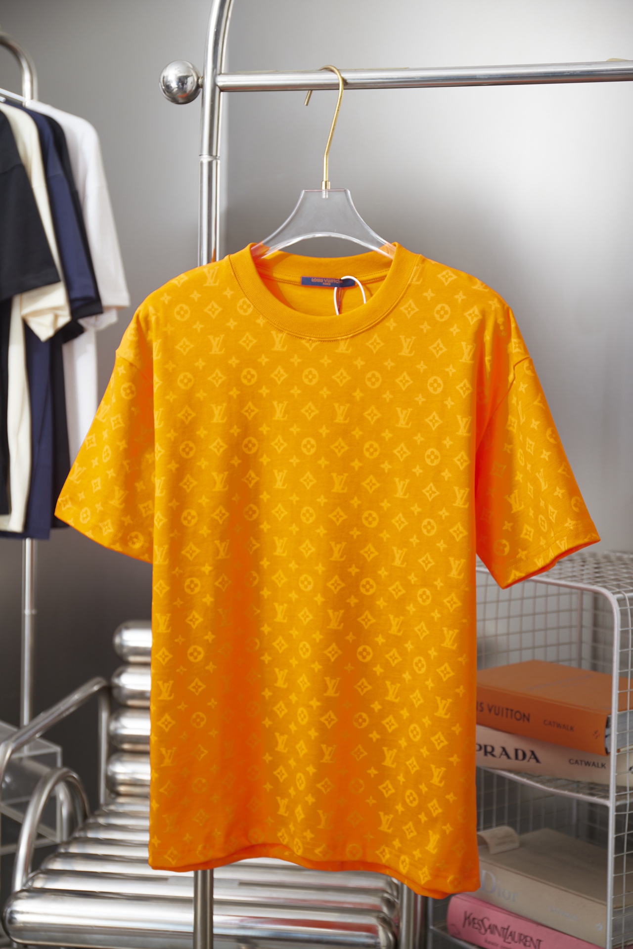 Louis Vuitton 1V 路易家26ss新品这款 T 恤满饰 Monogram 印花 标识图案周围泛起柔和光晕