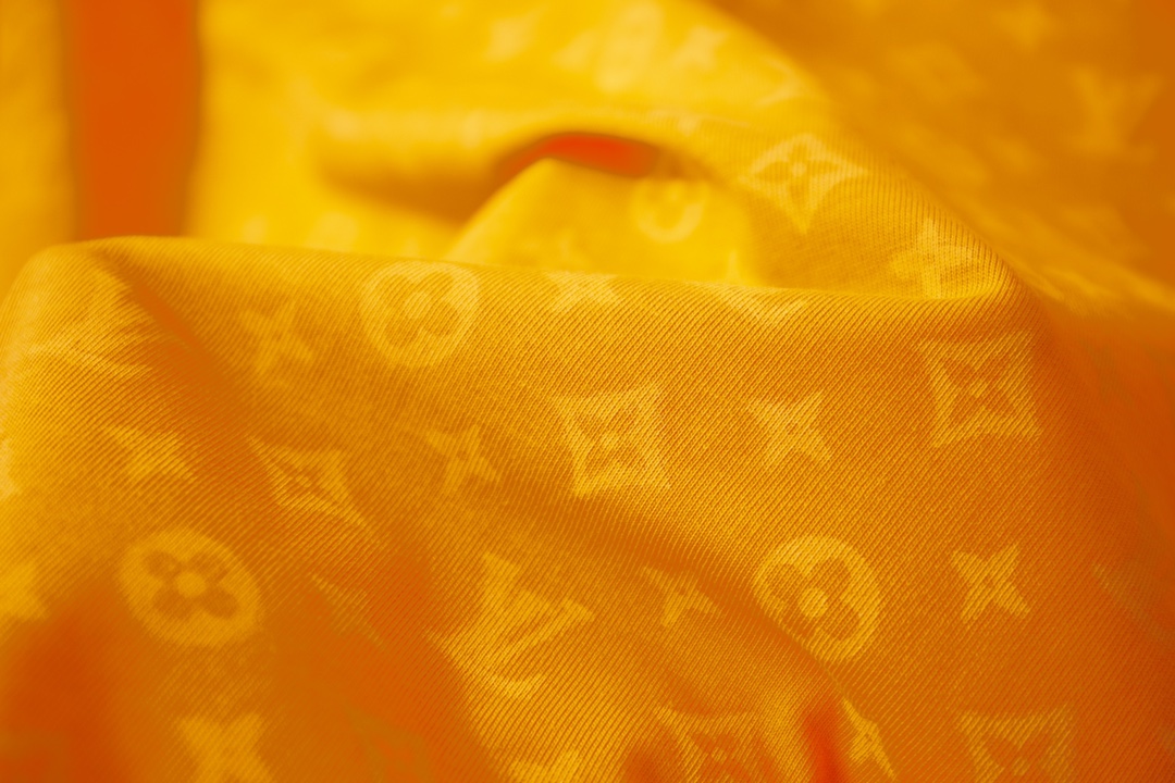 Louis Vuitton 1V 路易家26ss新品这款 T 恤满饰 Monogram 印花 标识图案周围泛起柔和光晕