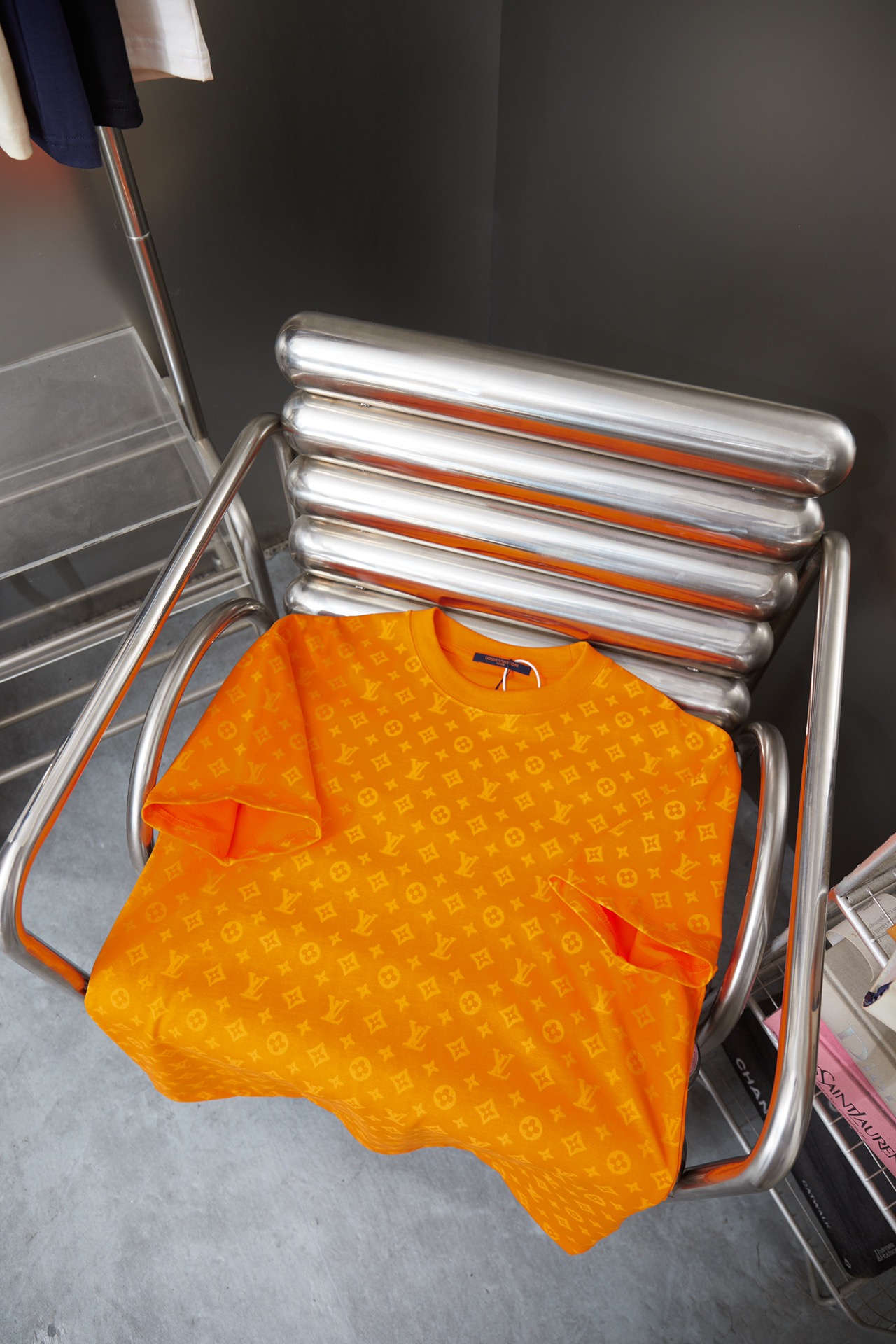 Louis Vuitton 1V 路易家26ss新品这款 T 恤满饰 Monogram 印花 标识图案周围泛起柔和光晕