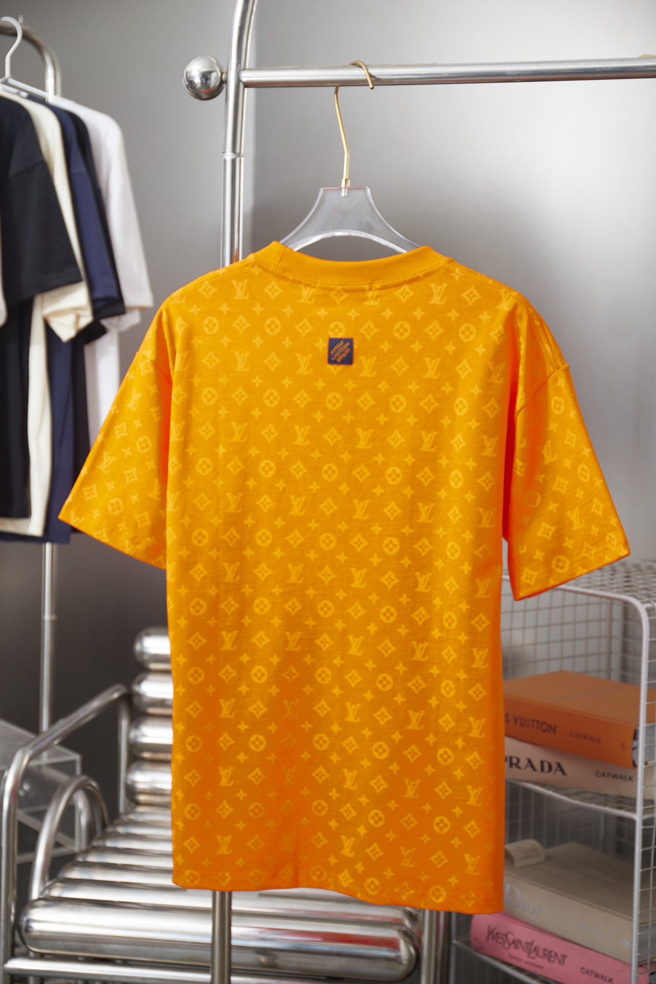 Louis Vuitton 1V 路易家26ss新品这款 T 恤满饰 Monogram 印花 标识图案周围泛起柔和光晕