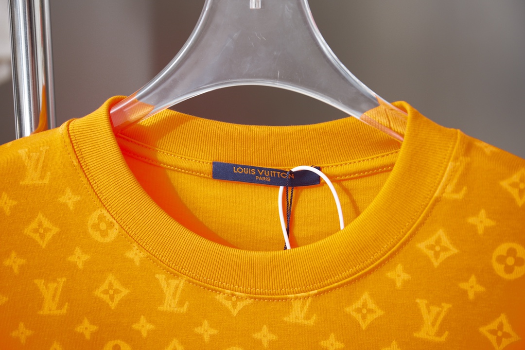 Louis Vuitton 1V 路易家26ss新品这款 T 恤满饰 Monogram 印花 标识图案周围泛起柔和光晕
