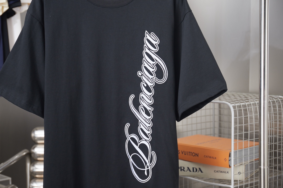 Balenciaga BALELE 巴黎世家 26SS早春新款 马年限定新款 刺绣ogo短袖