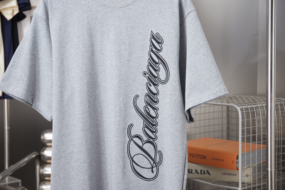 Balenciaga BALELE 巴黎世家 26SS早春新款 马年限定新款 刺绣ogo短袖