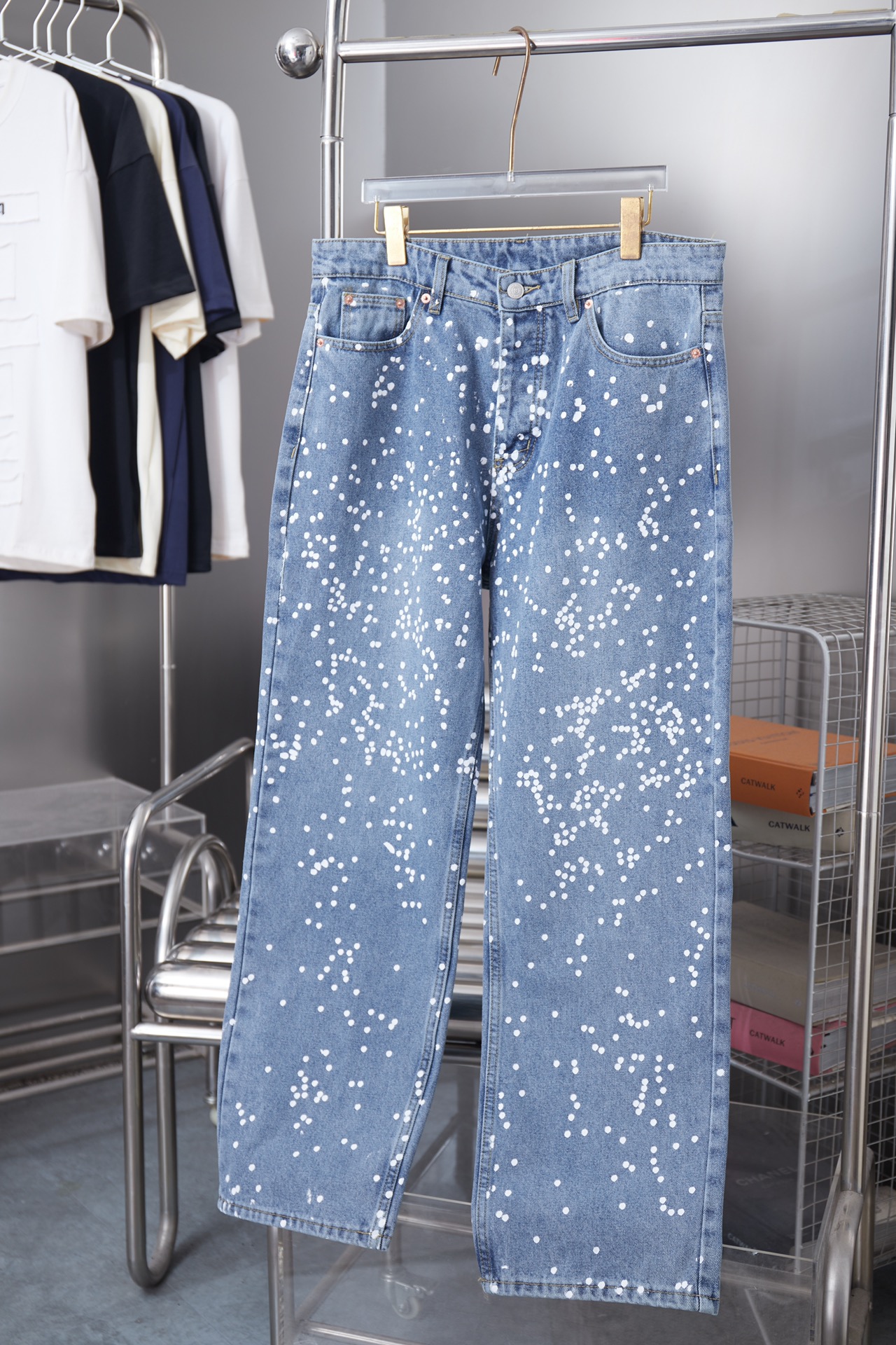 @145 Maison Margiela SS26 pantalones largos lavados y desgastados. Esta vez continúa el espíritu deconstructivista de M…