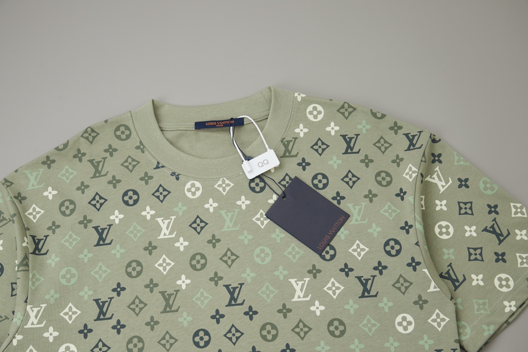 Louis Vuitton Lv 2026早春新款 MONOGRAM 老花渐变短袖T恤 以数码印刷工艺为Monogram渐变图案渲染像素光影