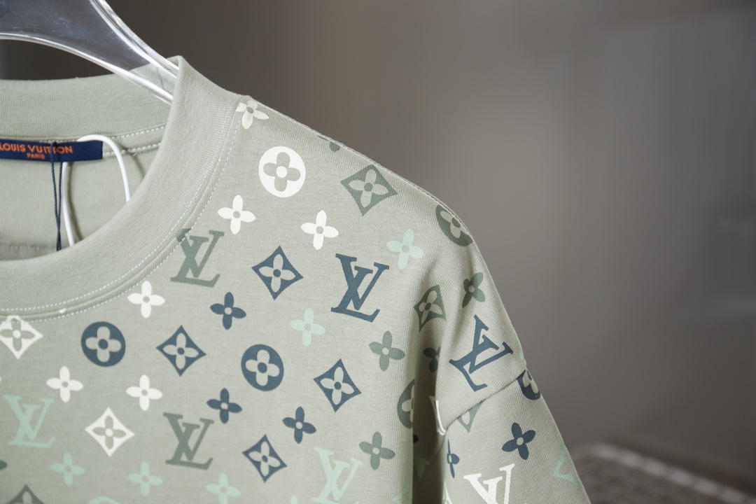 Louis Vuitton Lv 2026早春新款 MONOGRAM 老花渐变短袖T恤 以数码印刷工艺为Monogram渐变图案渲染像素光影