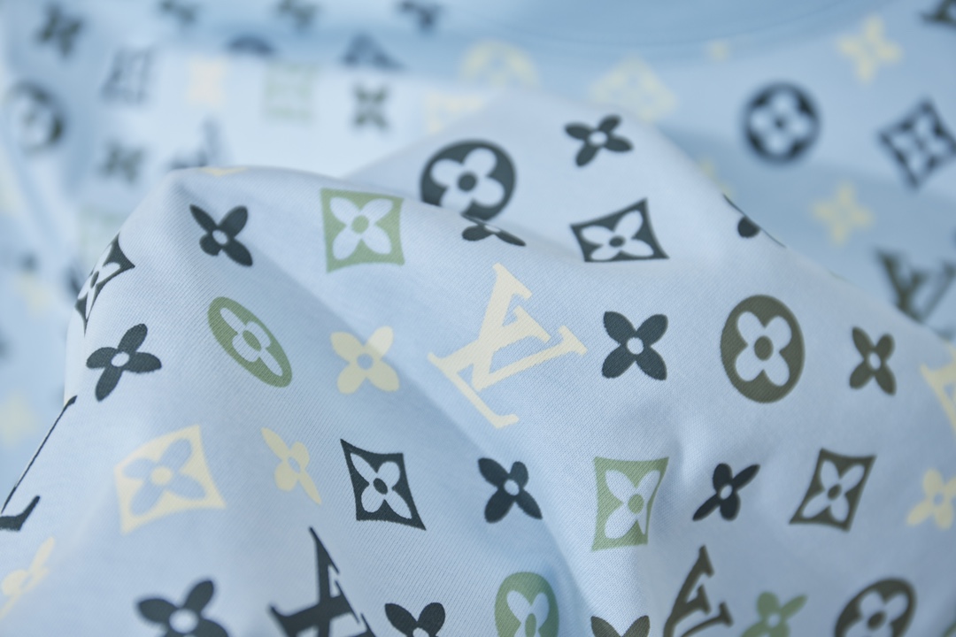 Louis Vuitton Lv 2026早春新款 MONOGRAM 老花渐变短袖T恤 以数码印刷工艺为Monogram渐变图案渲染像素光影