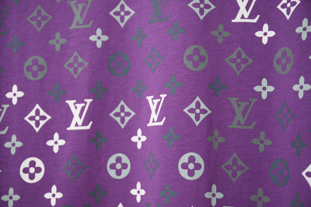 Louis Vuitton Lv 2026早春新款 MONOGRAM 老花渐变短袖T恤 以数码印刷工艺为Monogram渐变图案渲染像素光影
