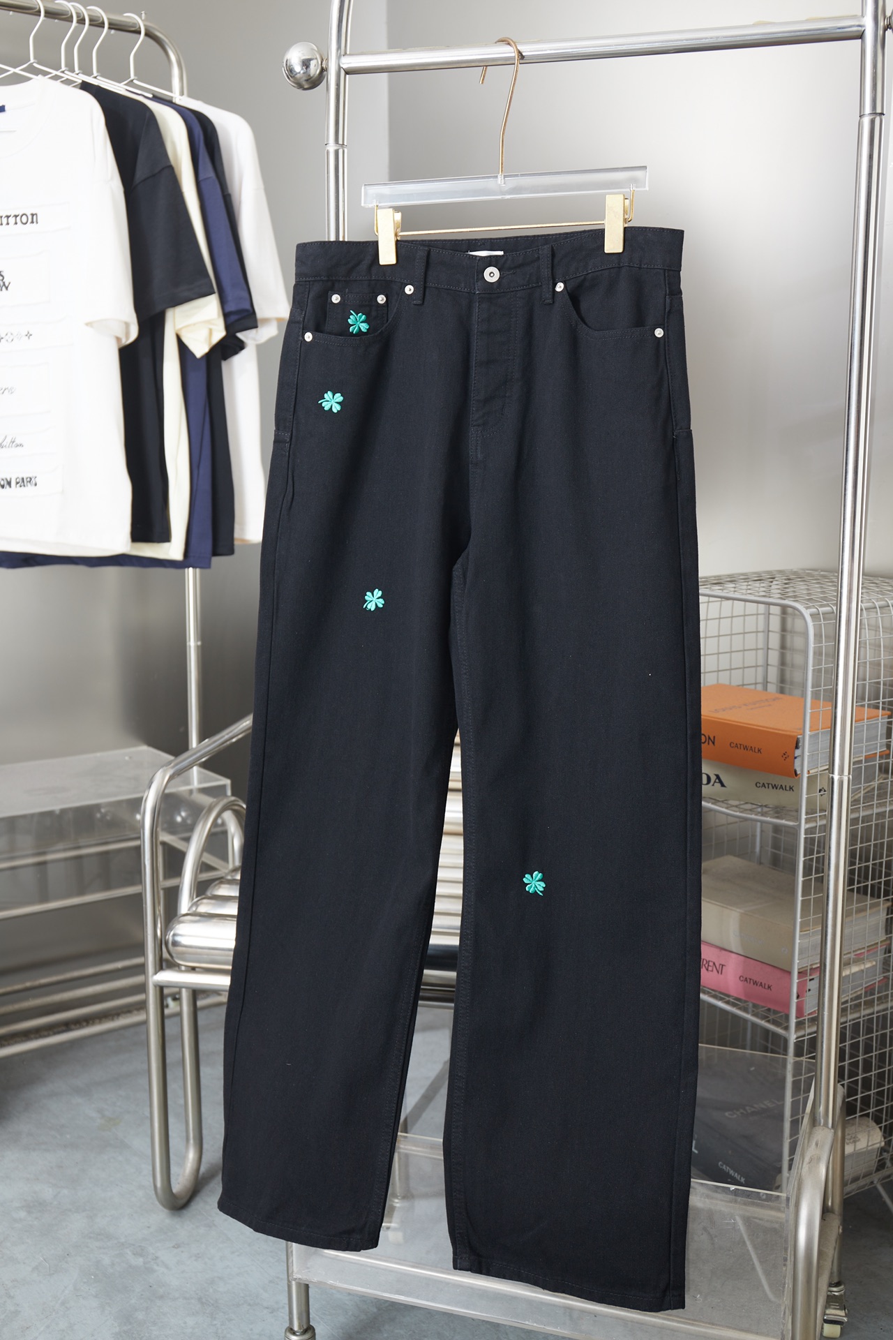 Dior 迪家 26ss新款长款常规版型牛仔裤 黑色棉质斜纹面料 Dior Clover 图案刺绣乔纳森·安德森 (Jonathan Anderson) 通过 Dior Clover 图案为品牌 标志与幸运符号之一注入全新生机